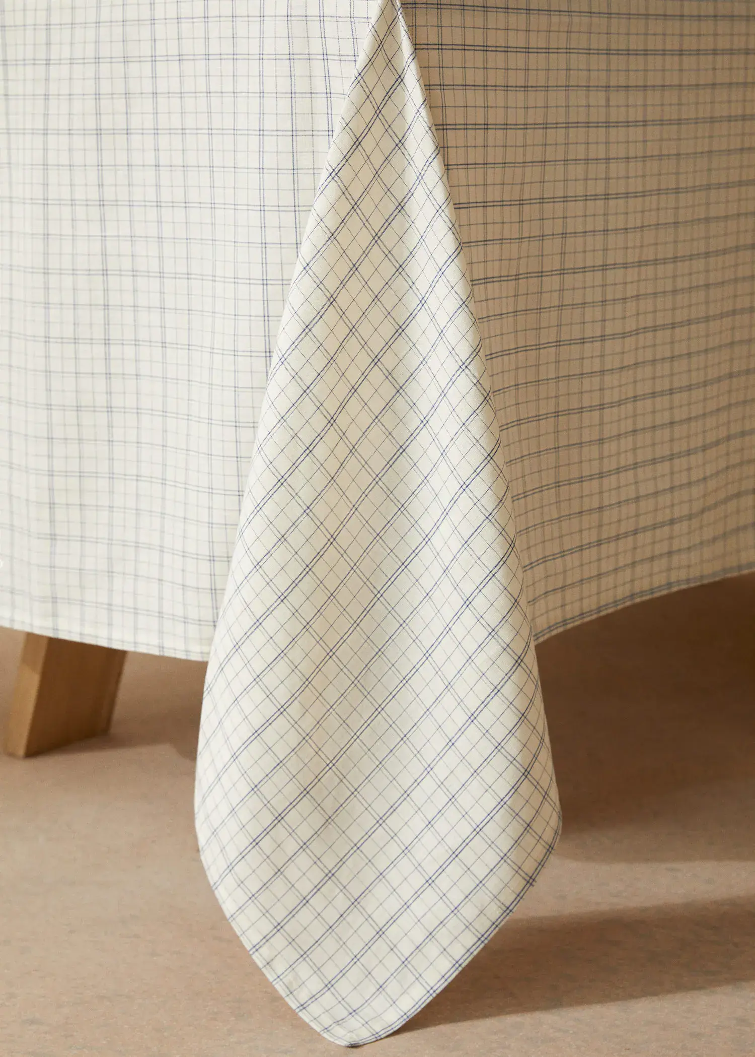 Mango Cotton and linen tablecloth with checkered print. 3