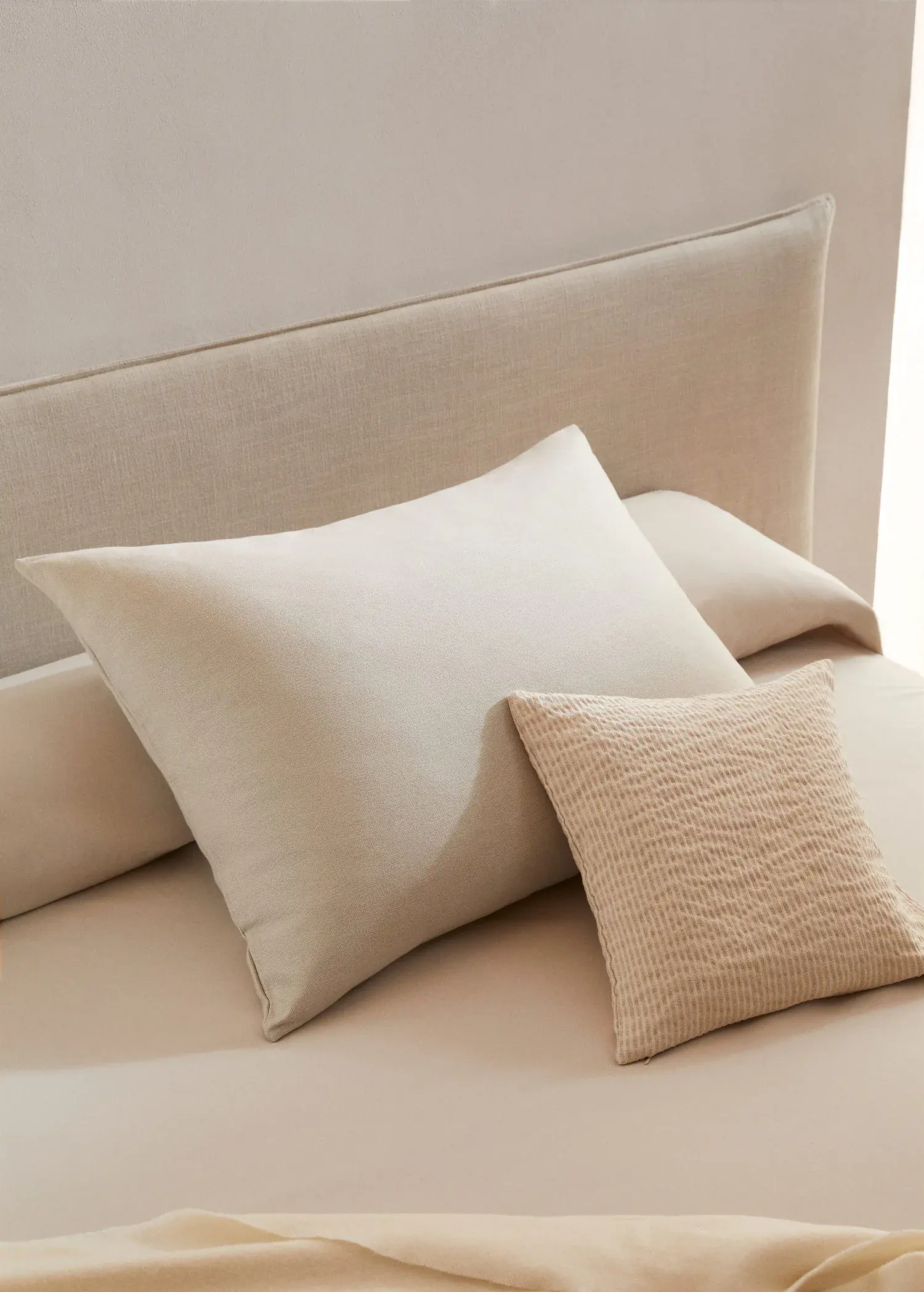 Mango Textured cotton cushion cover 70x90cm. 2