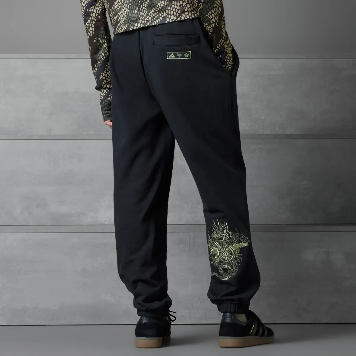 Adidas Pantalon de survêtement Arsenal x Maharishi. 2