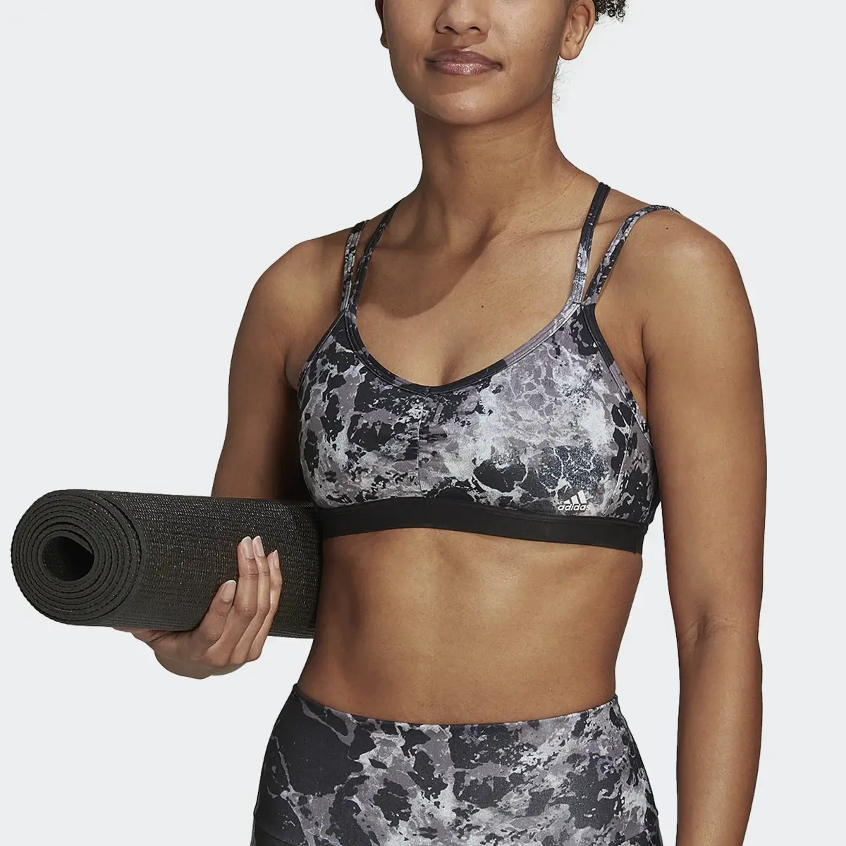 Adidas Brassière imprimé intégral Yoga Essentials Studio Maintien léger. 1