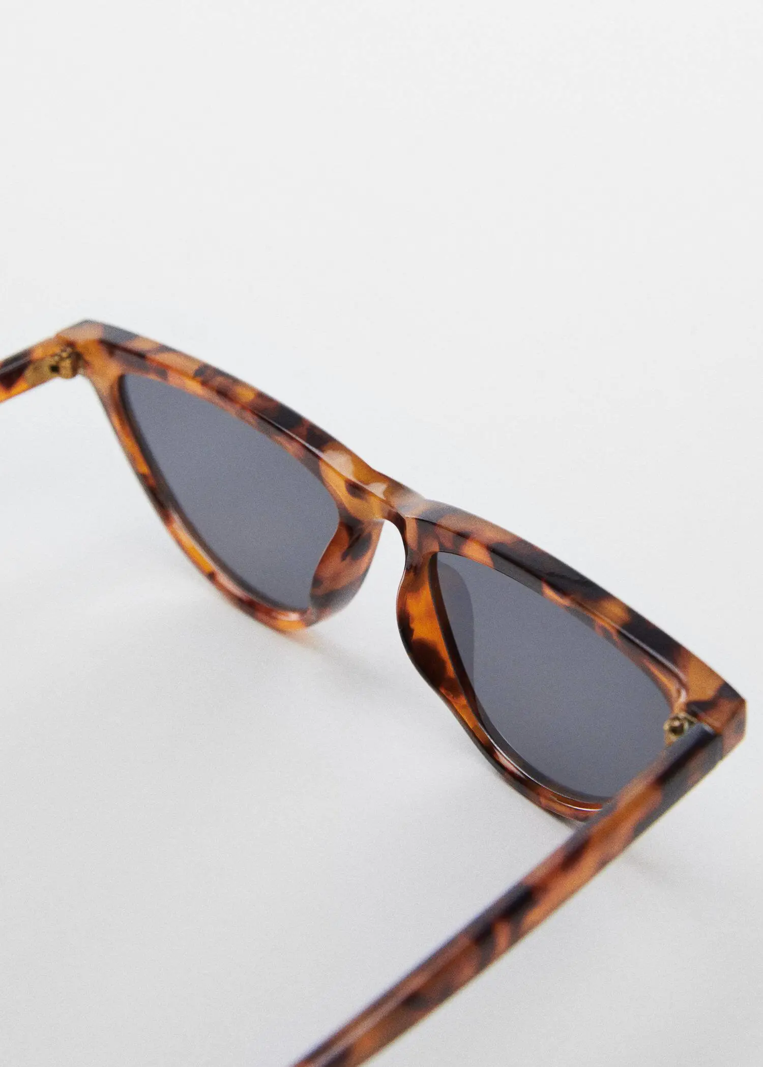 Mango Sonnenbrille im Retro-Stil. 3