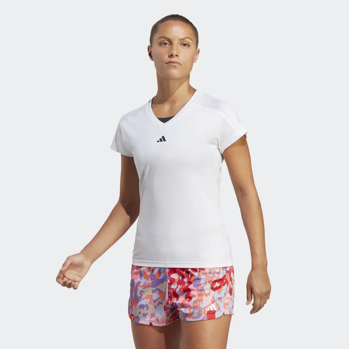 Adidas Playera Minimalista AEROREADY Train Essentials Cuello en V. 2