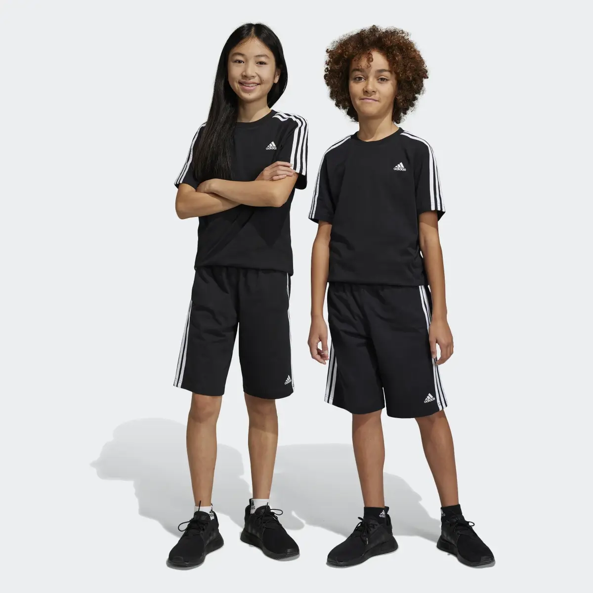 Adidas Short en maille à 3 bandes Essentials. 1