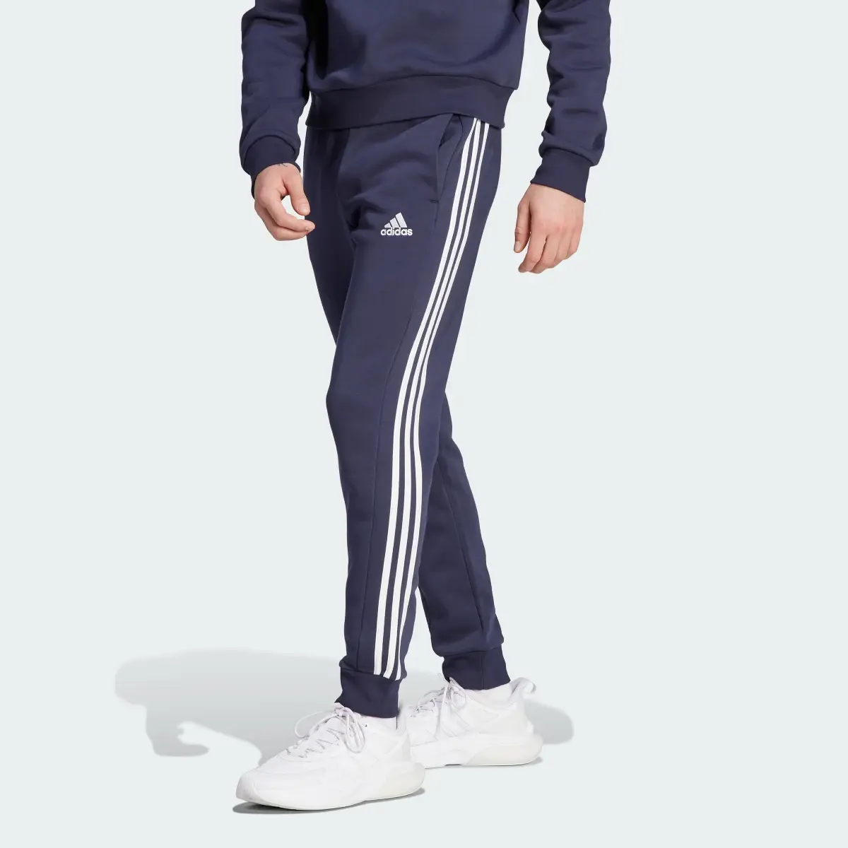 Adidas Calças Afuniladas em Fleece 3-Stripes Essentials. 1