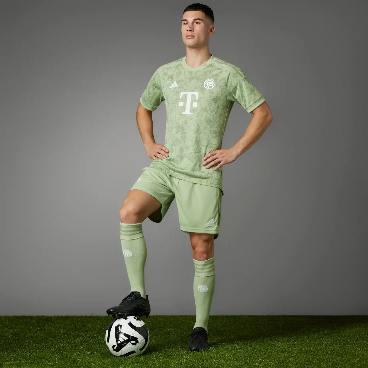 Adidas CALÇÕES WIESN 2023/2024 DO FC BAYERN MÜNCHEN. 2