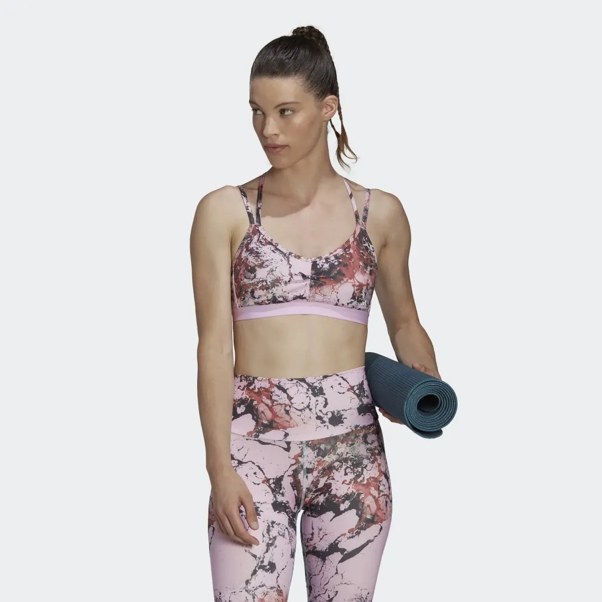 Adidas Brassière imprimé intégral Yoga Essentials Studio Maintien léger. 2