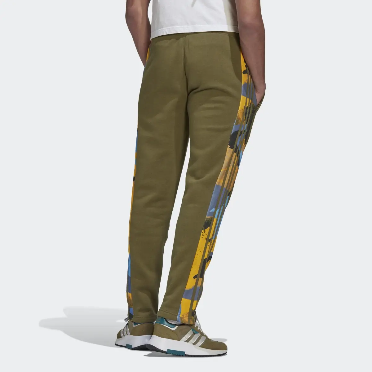 Adidas Pantalon de survêtement Camo Series. 2