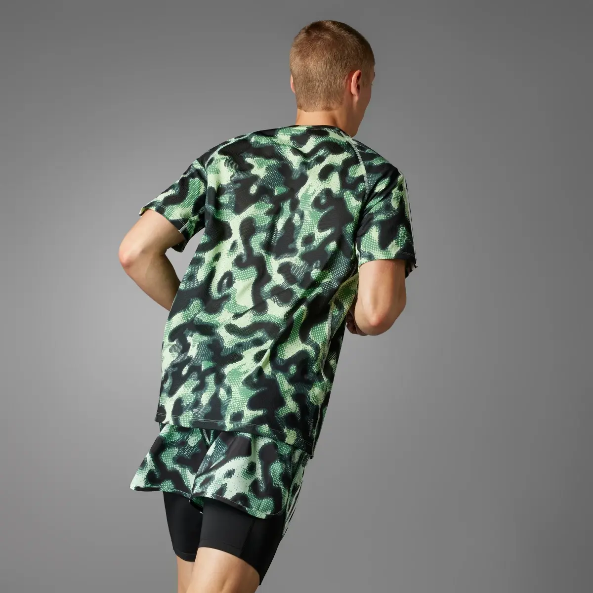Adidas Own the Run 3-Streifen Allover Print T-Shirt. 1