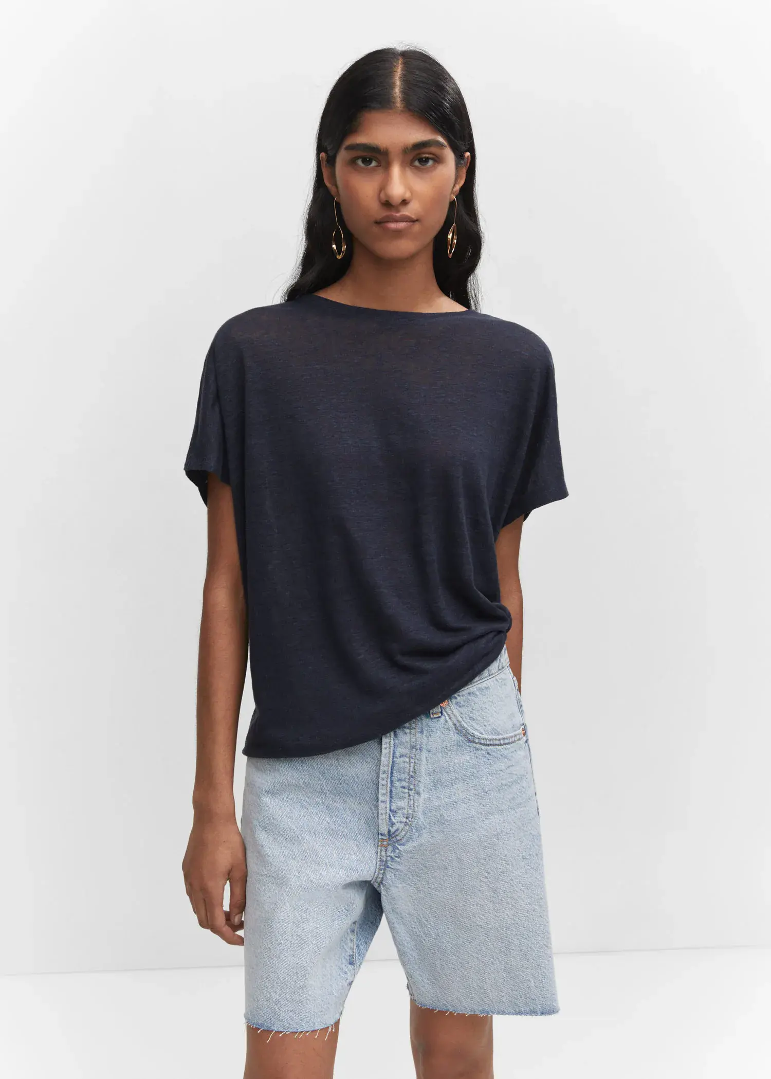 Mango Oversized linen t-shirt. a woman wearing a black t-shirt and jeans. 