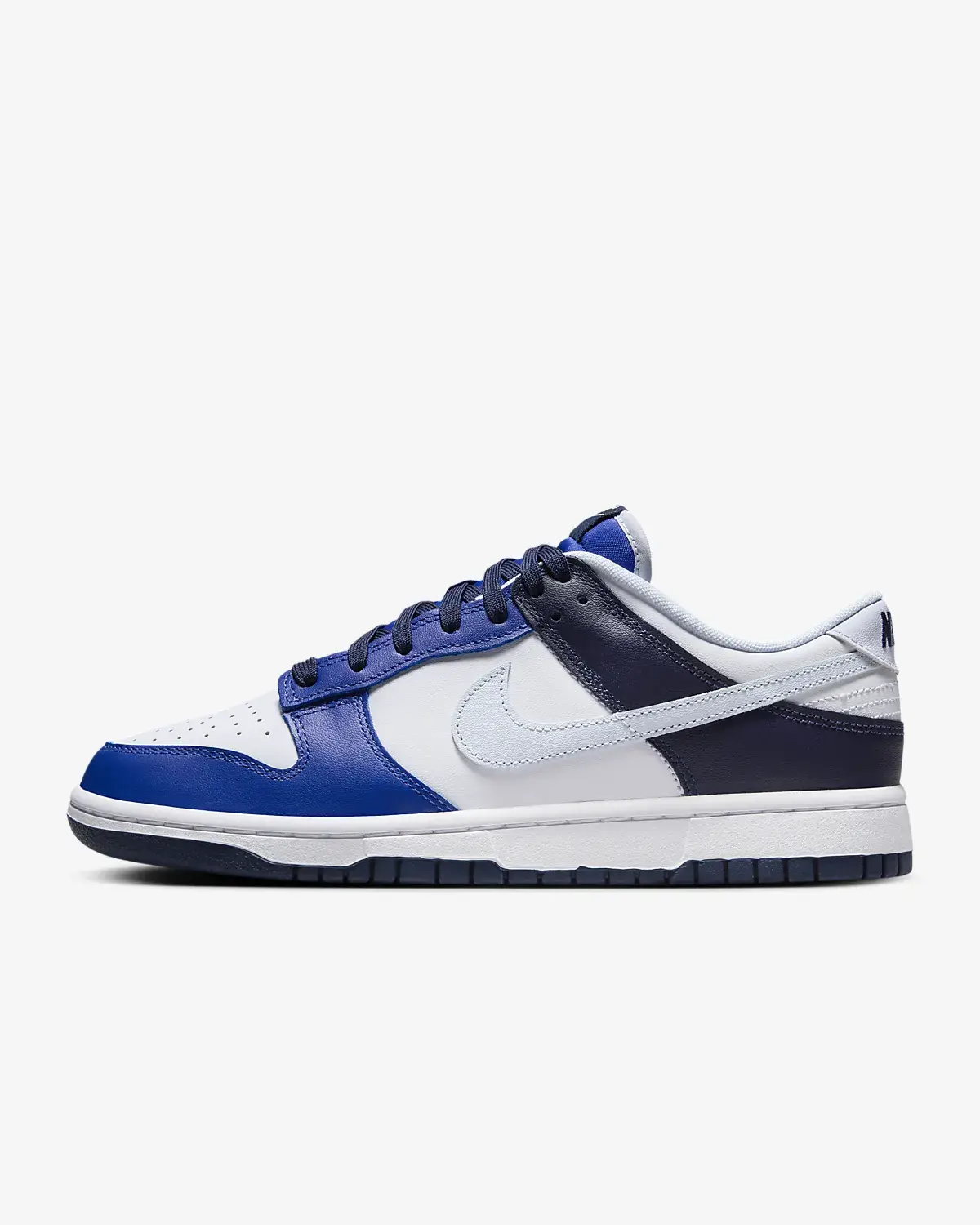 Nike Dunk Low. 1