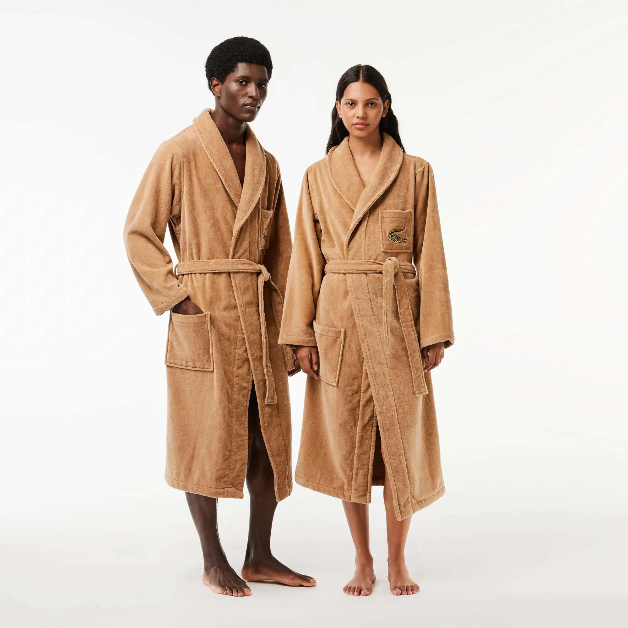 Lacoste L René Unisex Bademantel aus Frottee-Velours. 1 Lacoste L René Unisex Bademantel aus Frottee-Velours. 1
