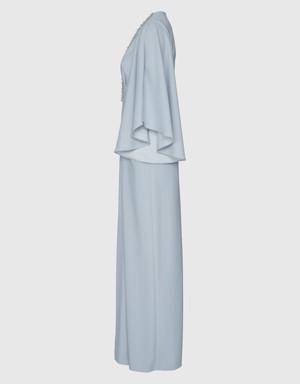 فستان رمادي طويل مزين بتفاصيل على مستوى الكم