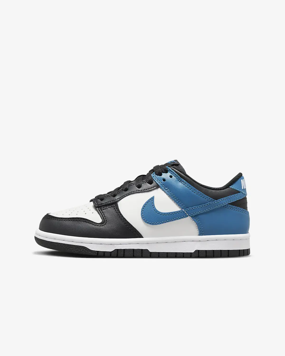 Nike Dunk Low. 1