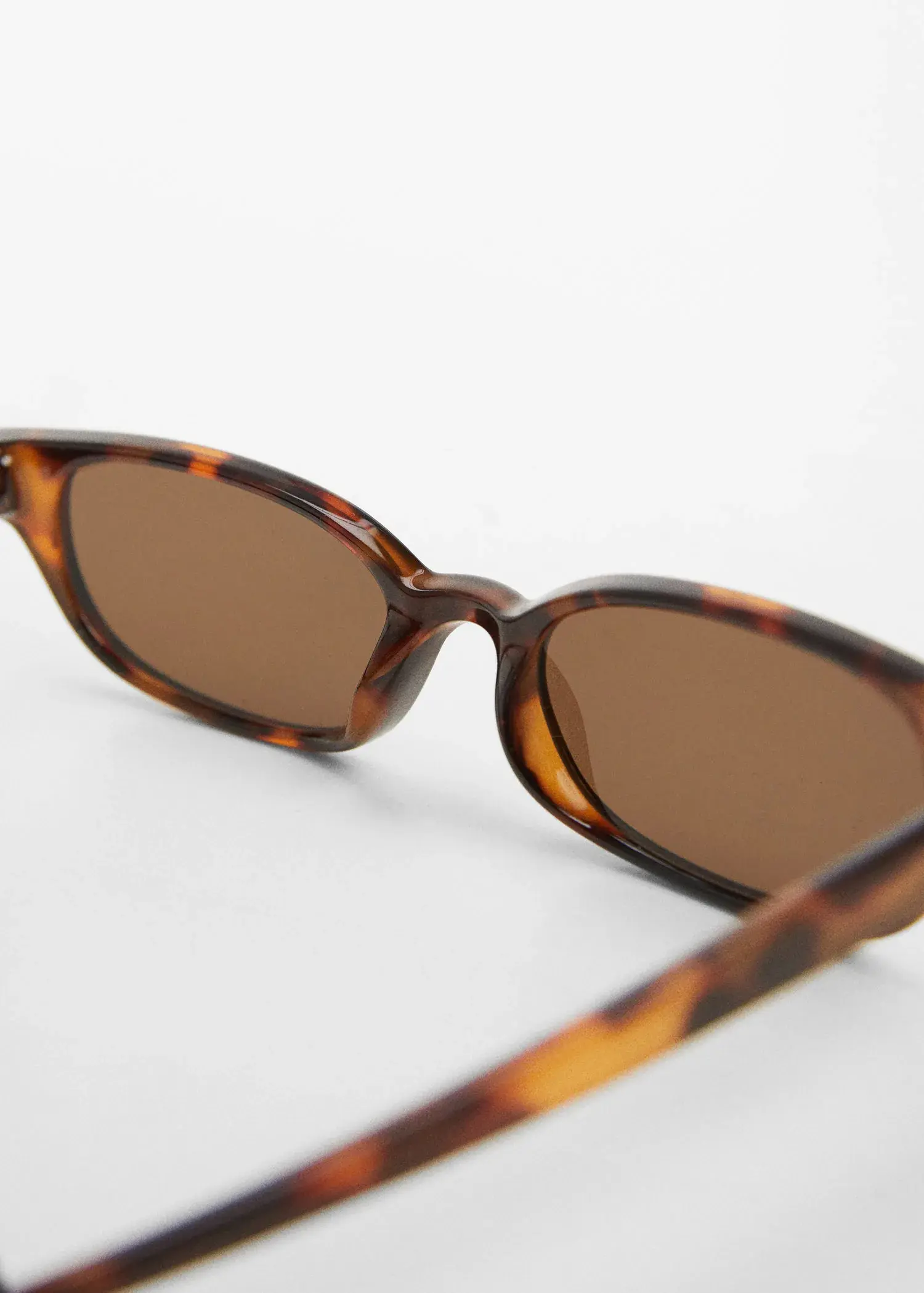 Mango Sonnenbrille im Retro-Stil. 3