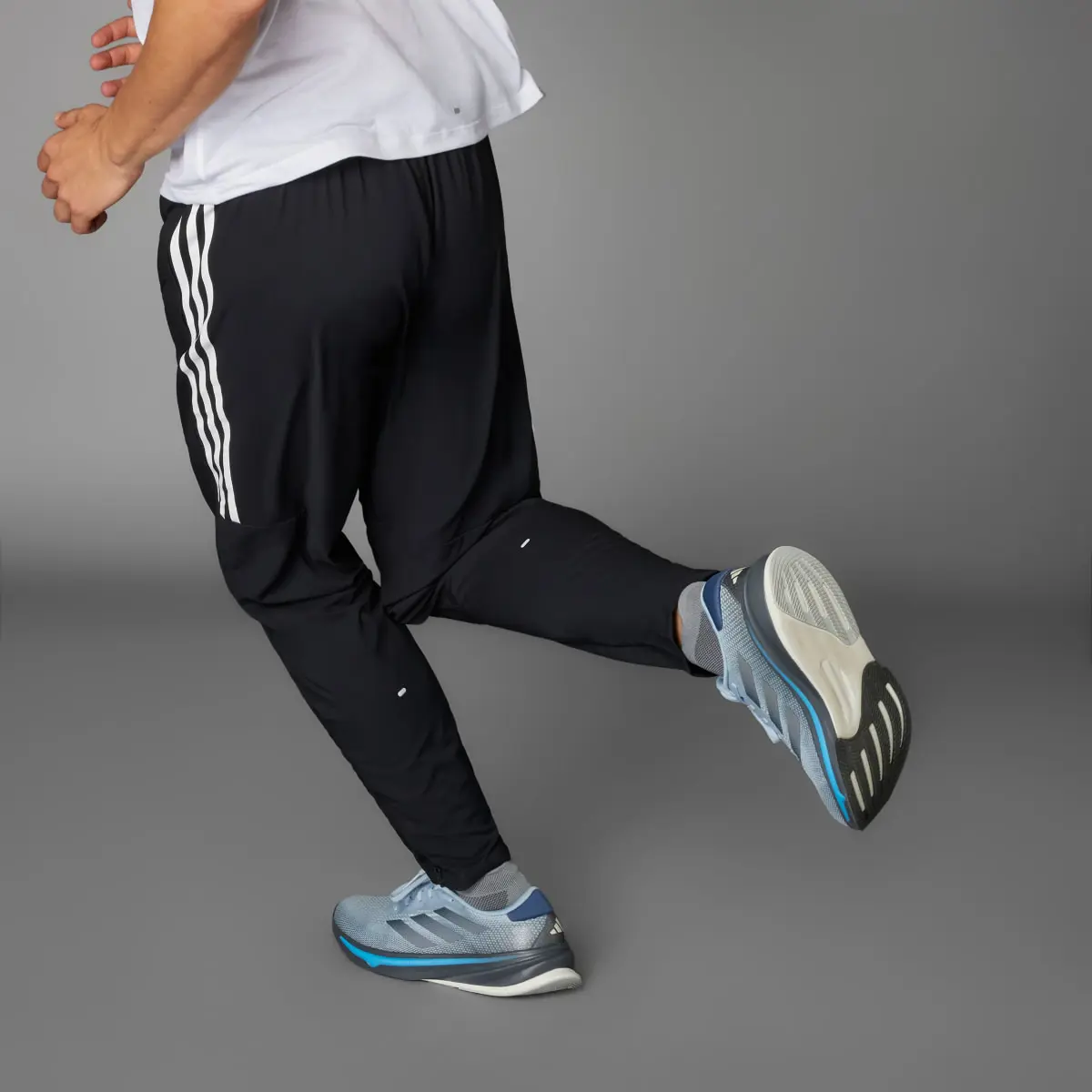 Adidas Pantaloni Own the Run 3-Stripes. 2