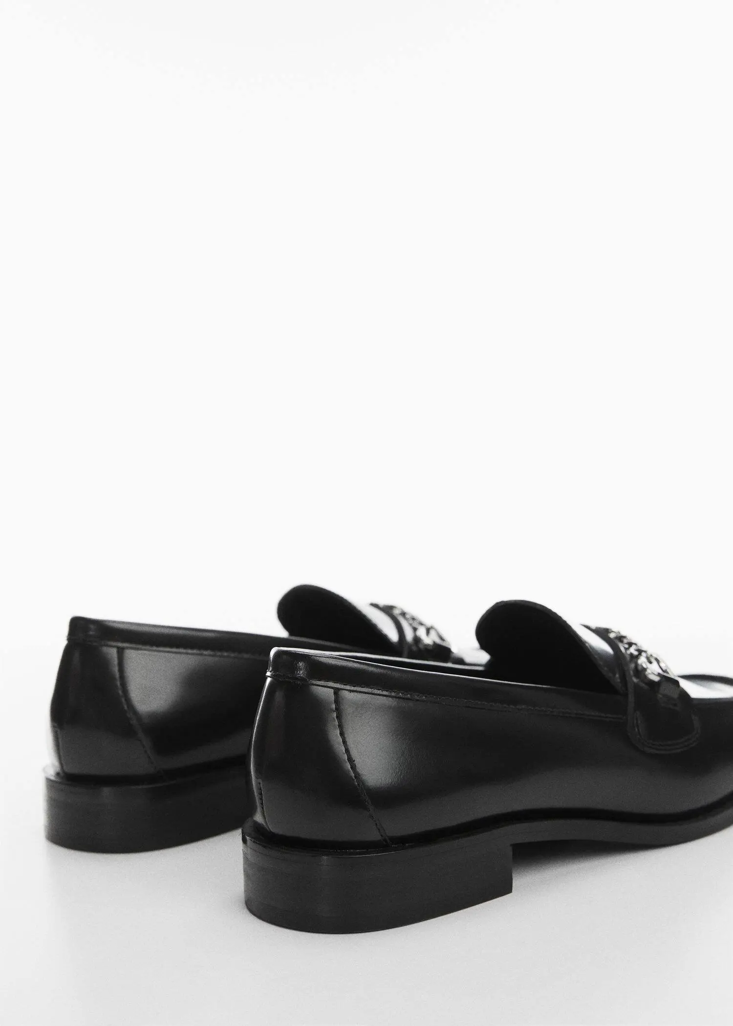 Mango Leather loafers with chain. 2