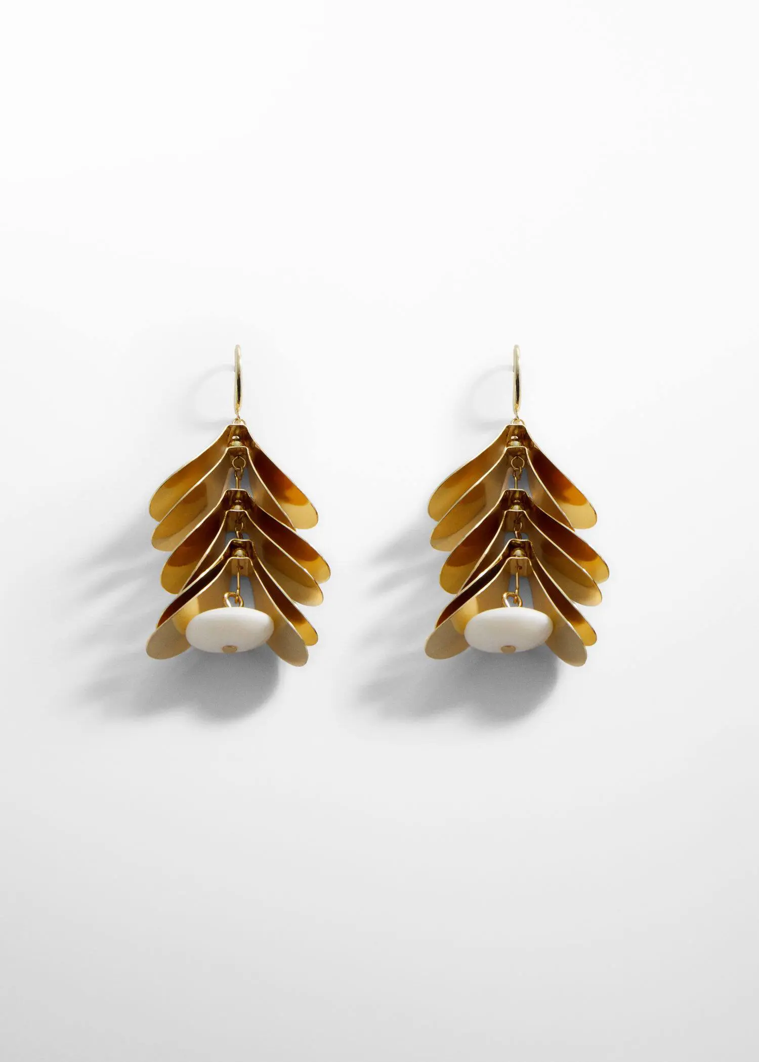 Mango Boucles d'oreilles feuilles métalliques. 1