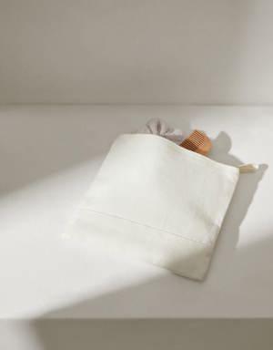 Cosmetics bag with zip
