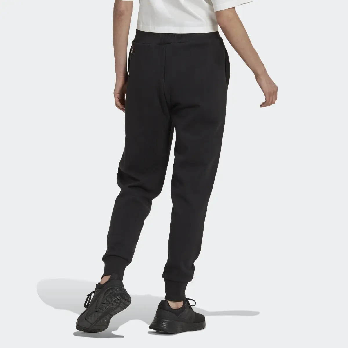 Adidas Pantaloni Essentials Multi-Colored Logo. 2