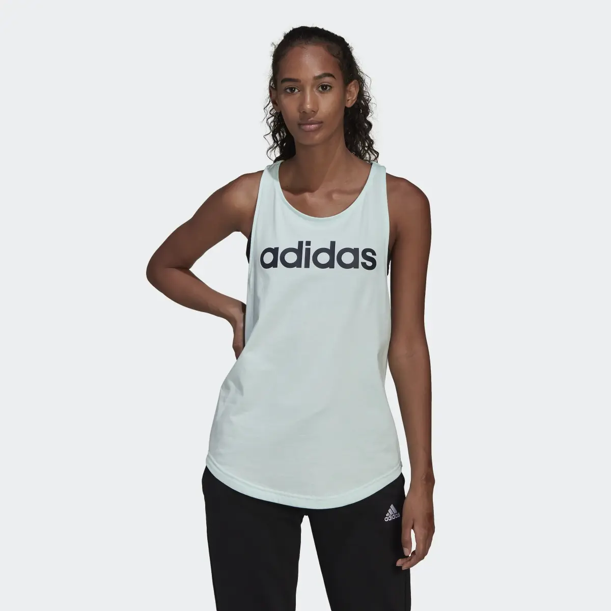 Adidas Playera sin Mangas Essentials Logo Holgado. 2