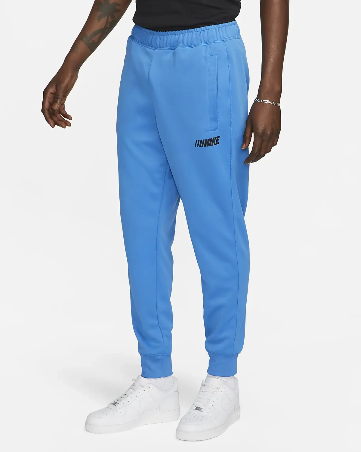 Nike Sportswear Standard Issue. 1