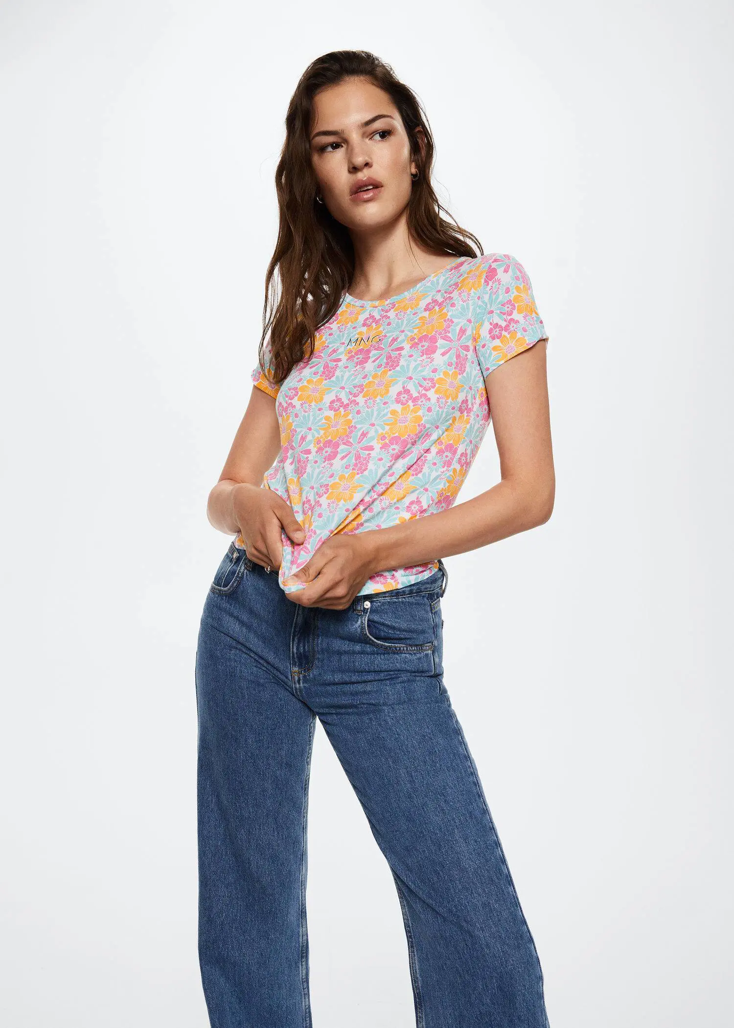 Mango Printed cotton-blend T-shirt. a woman in a floral shirt and jeans holding a toothbrush. 
