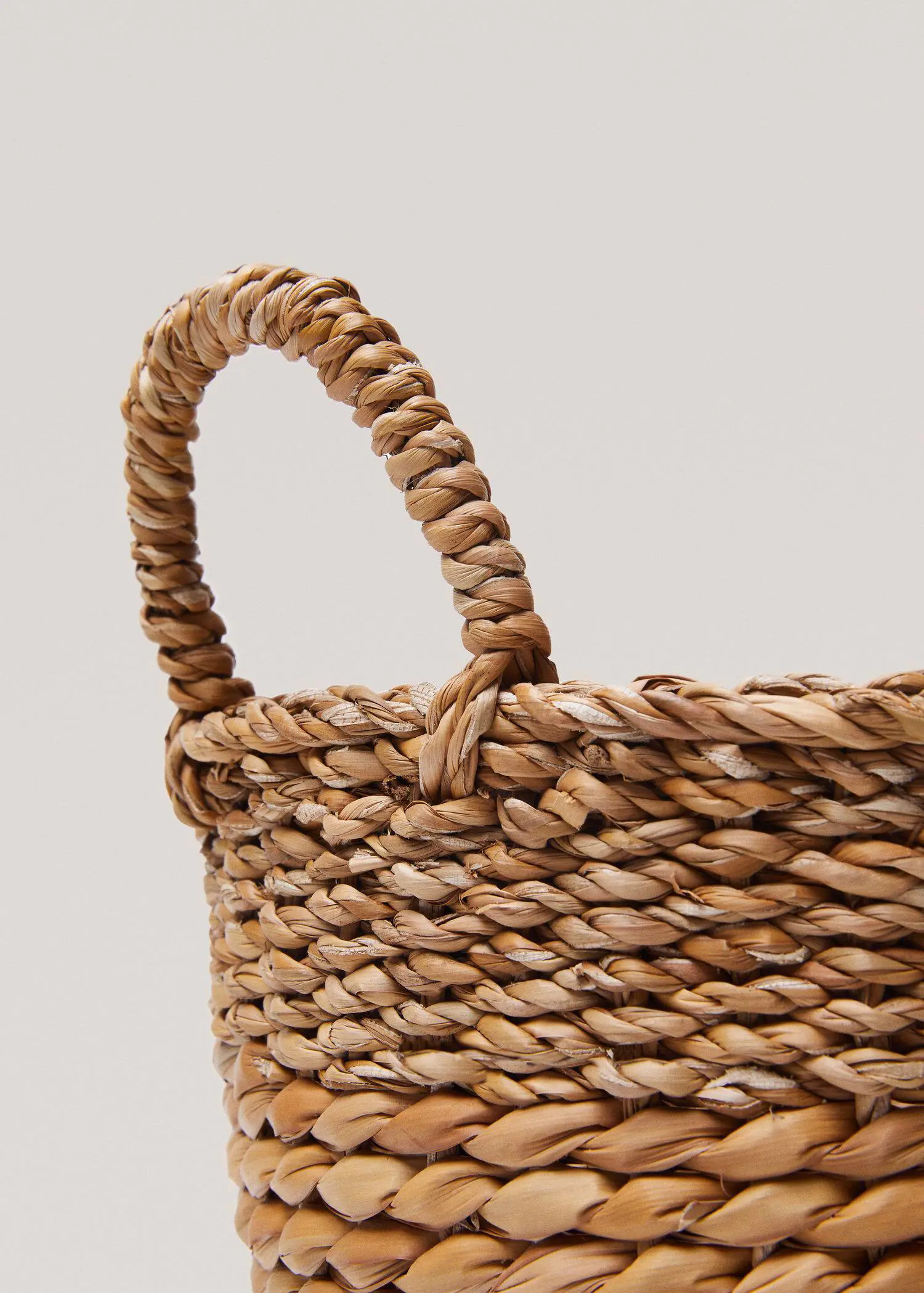 Mango Round basket 28x20x22cm. a close up view of the handle of a basket. 