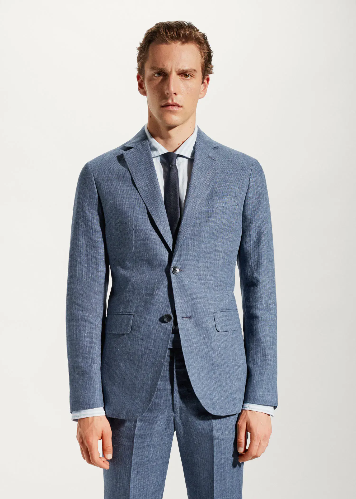 Mango Blazer suit 100% linen. a man wearing a suit and tie standing in front of a wall. 