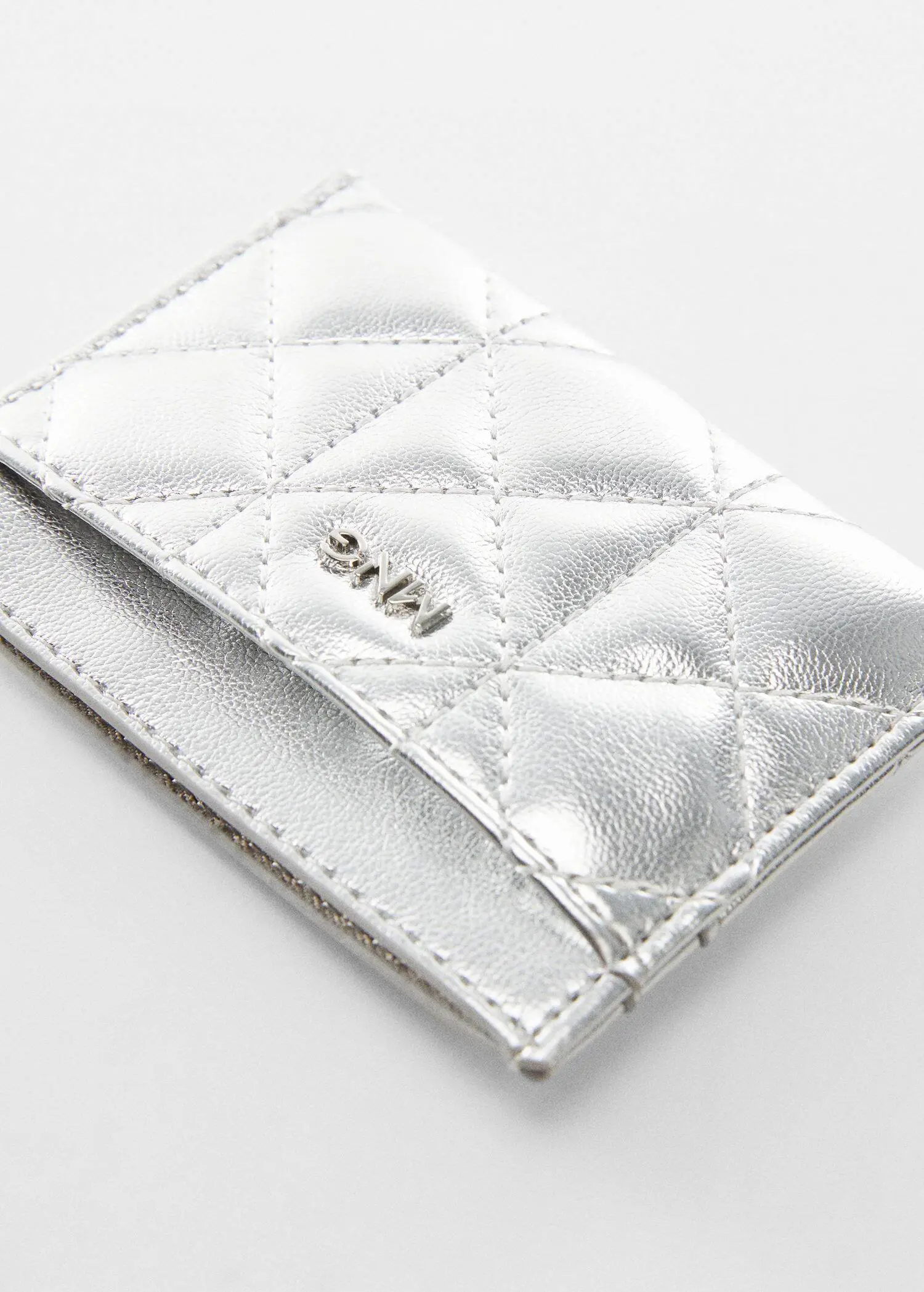 Mango Quilted cardholder with logo. 3