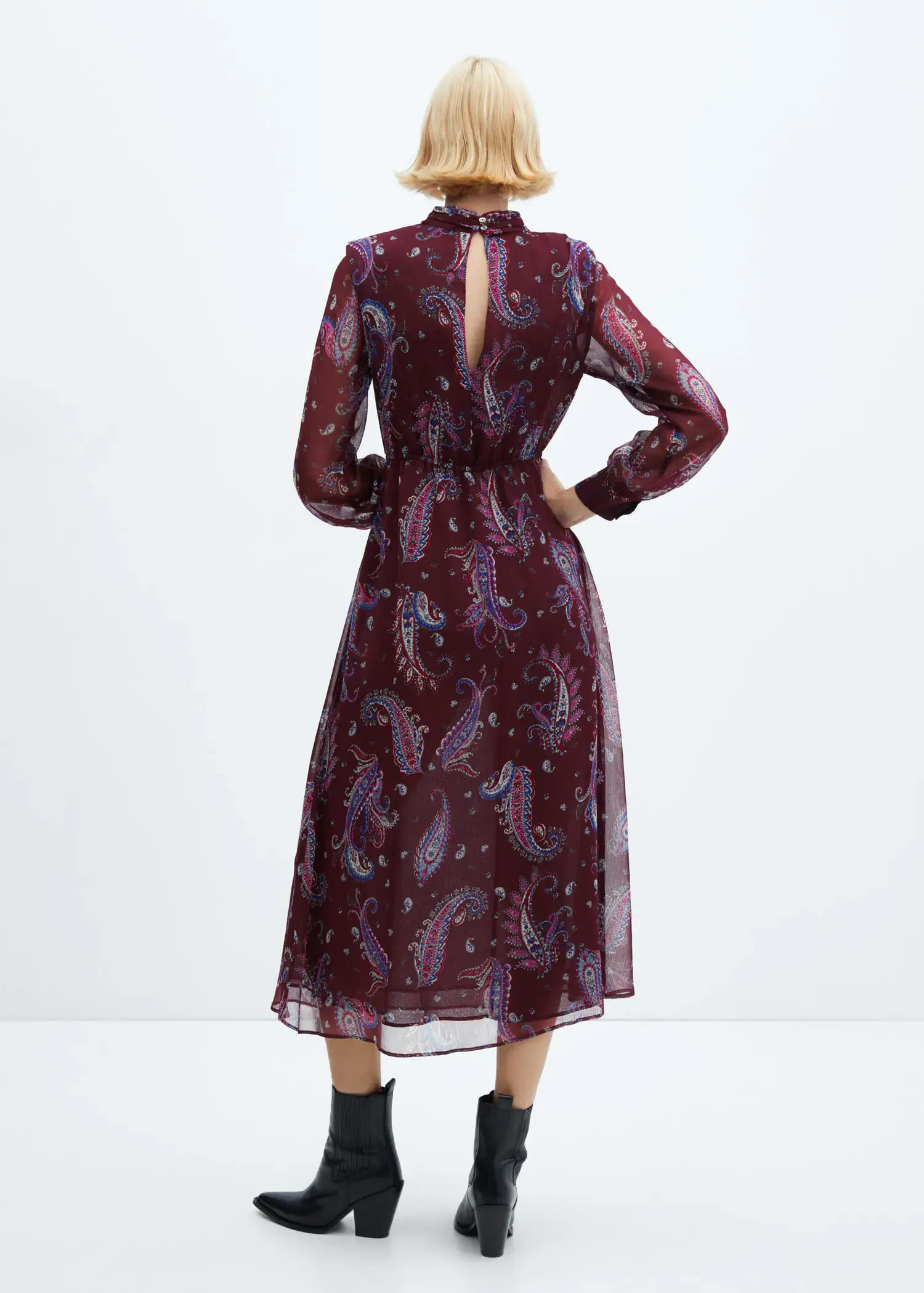 Mango Fließendes Kleid mit Paisley-Muster. 3