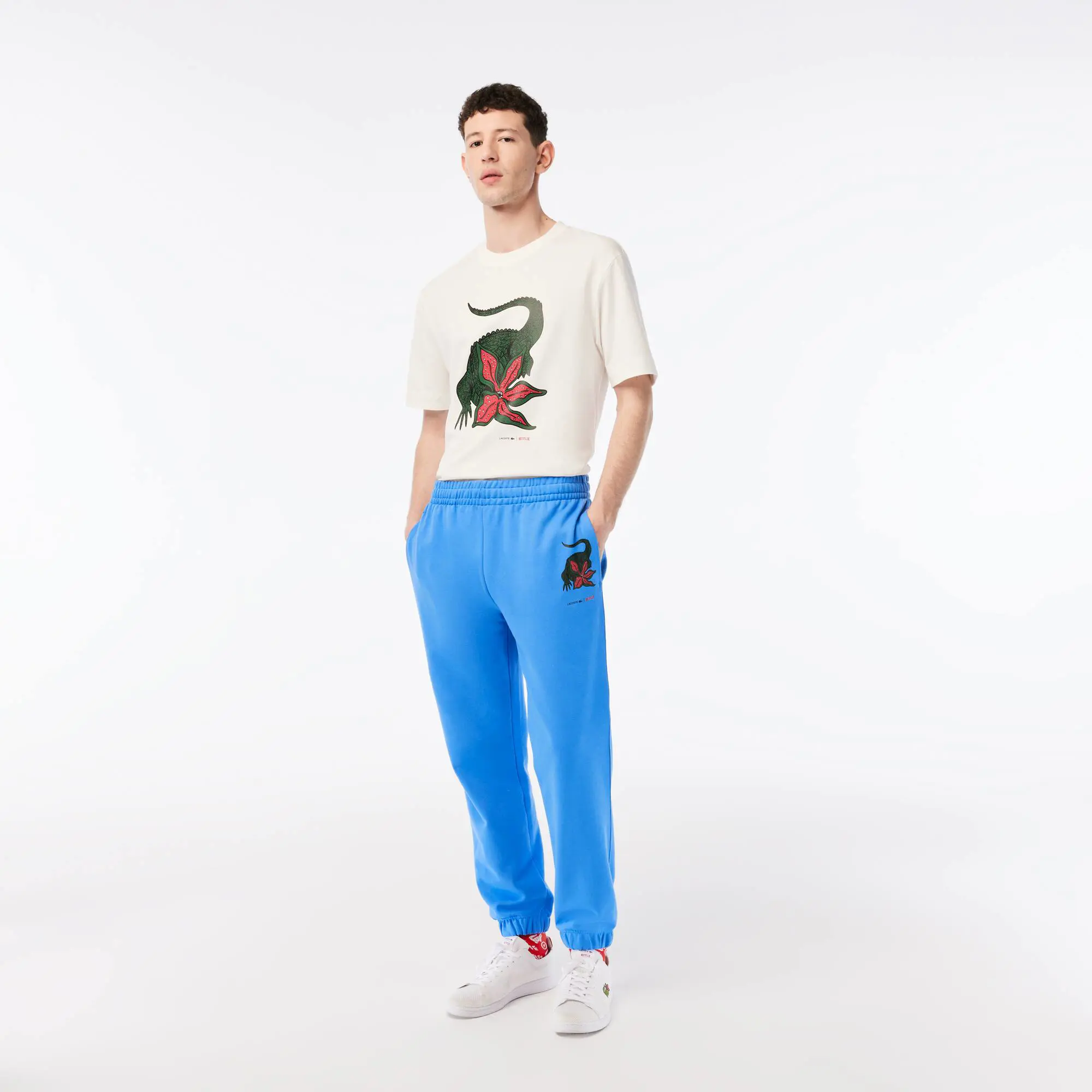 Lacoste Pantalón de chándal de hombre Lacoste × Netflix con cocodrilo estampado. 1