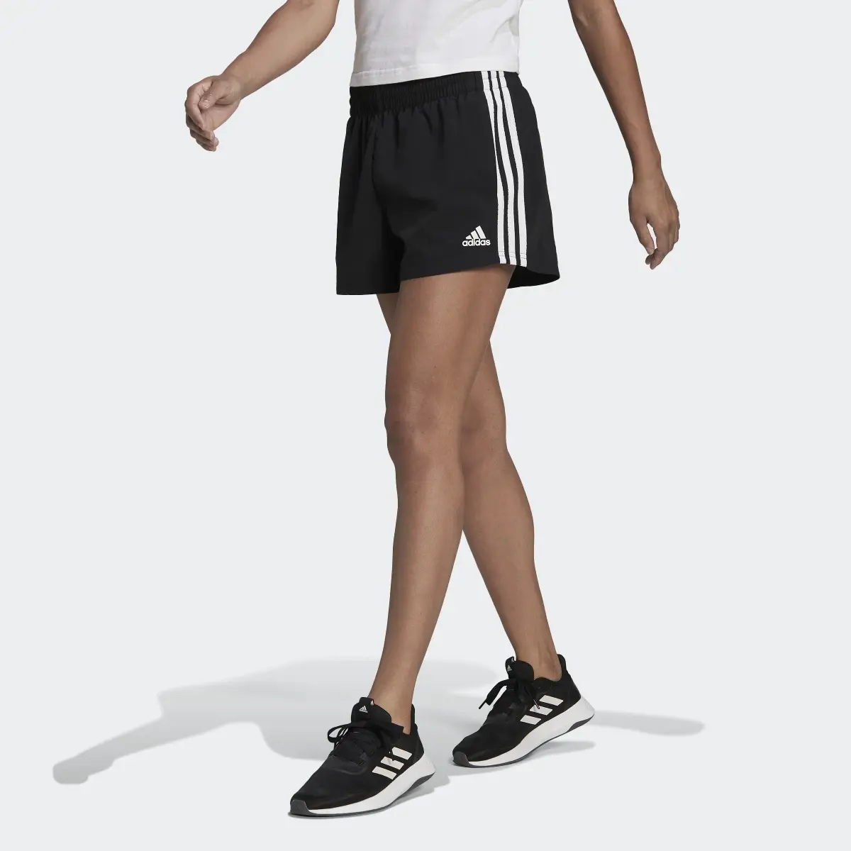Adidas Short en toile Essentials 3-Stripes (Coupe ample). 1