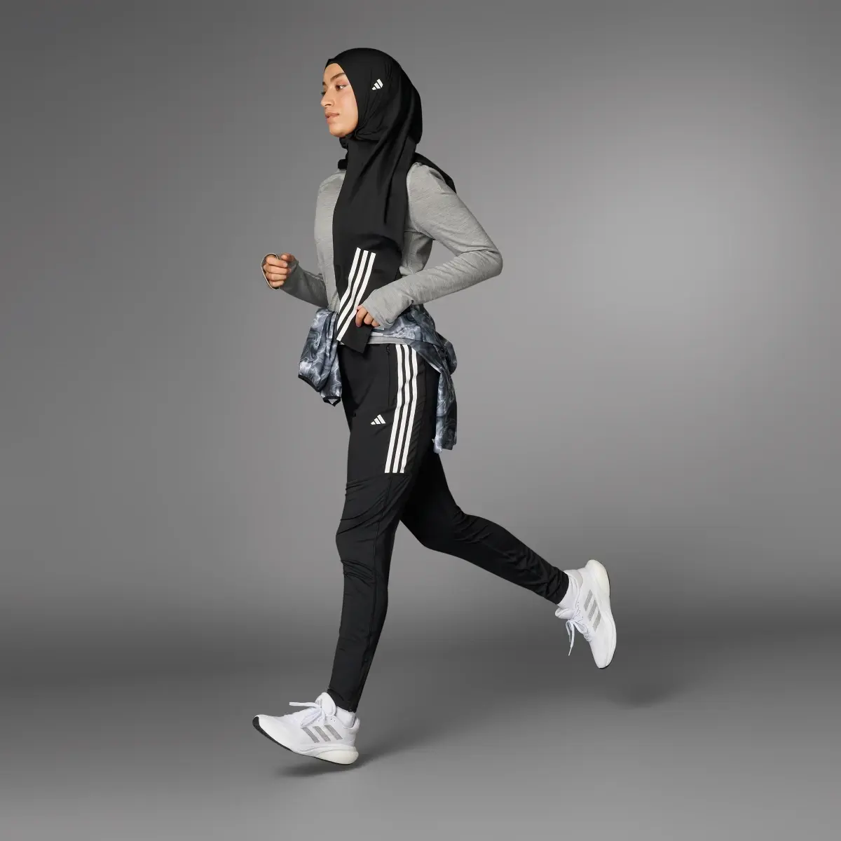Adidas Hijab Own the Run 3-Stripes. 3