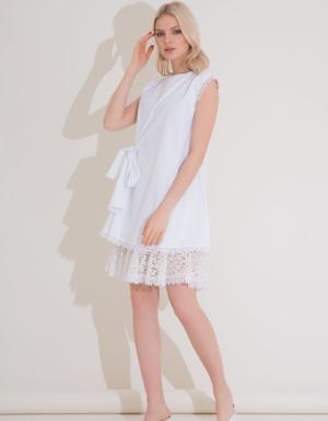فستان سهرة أبيض مع تقليم دانتيل فيونكة