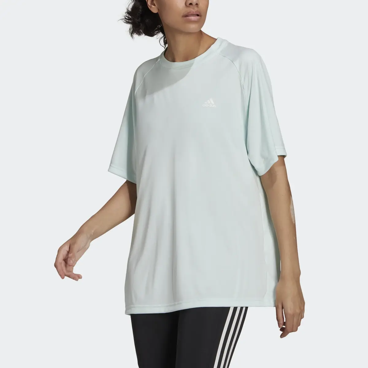 Adidas Playera Designed to Move Studio Boyfriend. 1