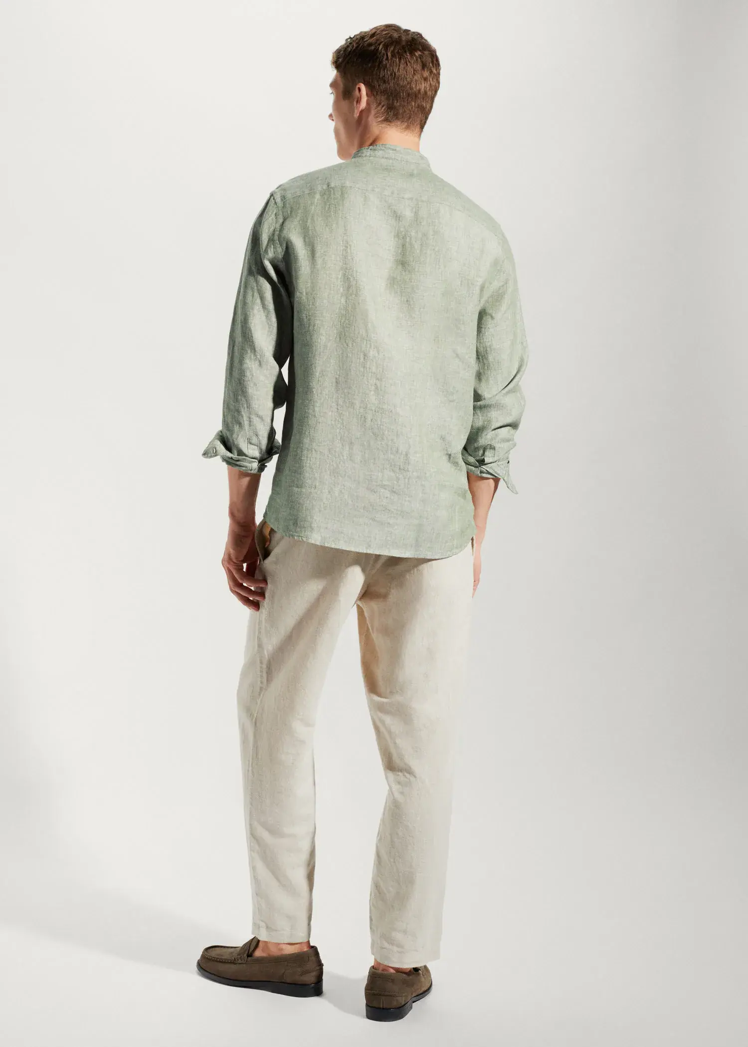 Mango 100% linen Mao collar shirt. a man wearing a green shirt and white pants. 