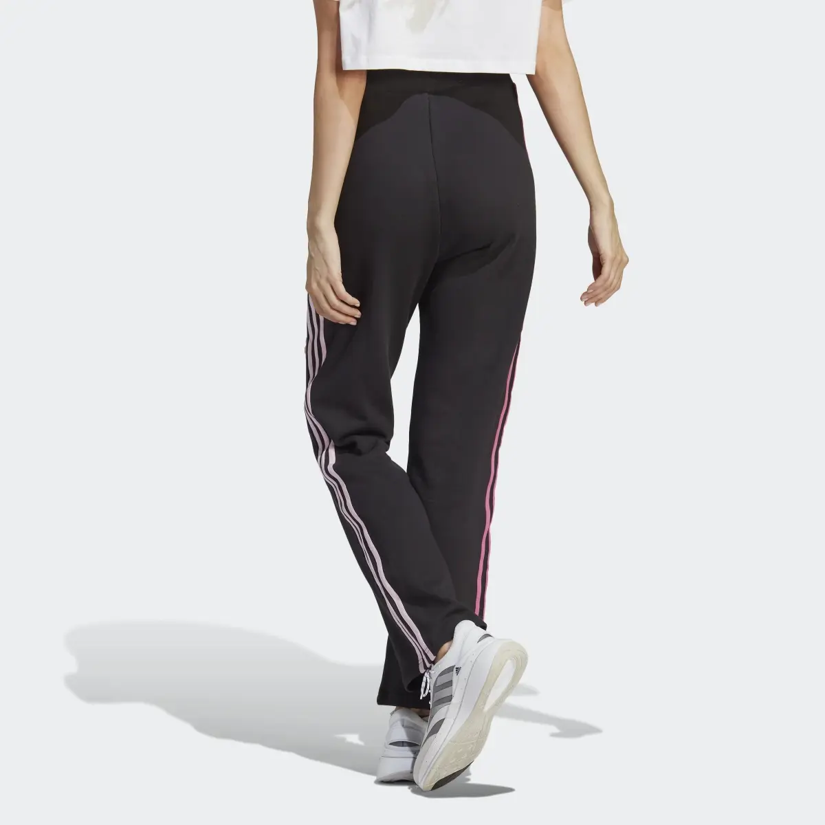 Adidas Pantalon sportswear à 3 bandes taille haute avec patchs floraux en chenille. 2