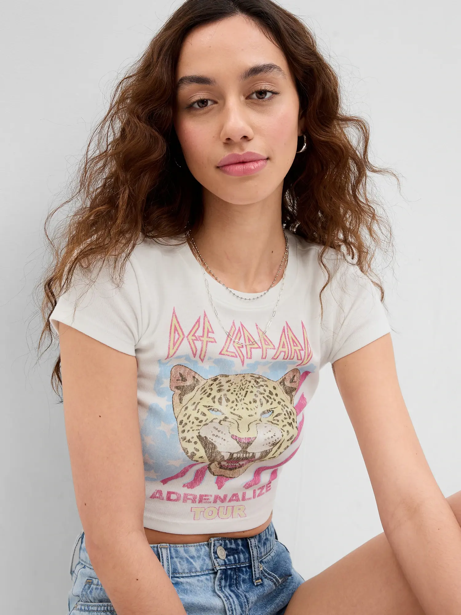 Gap Cropped Graphic T-Shirt white. 1