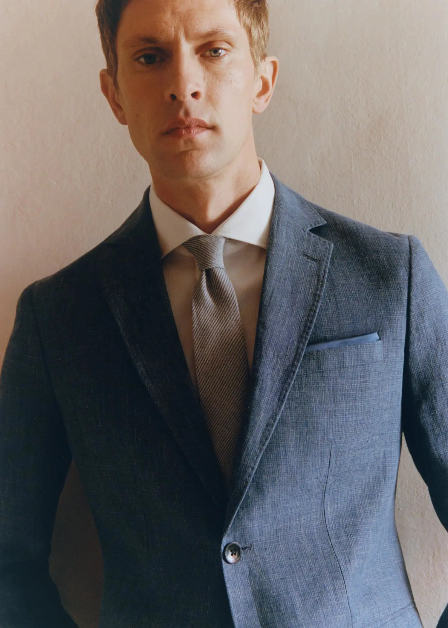 Mango 100% linen suit blazer. a man wearing a suit and tie. 