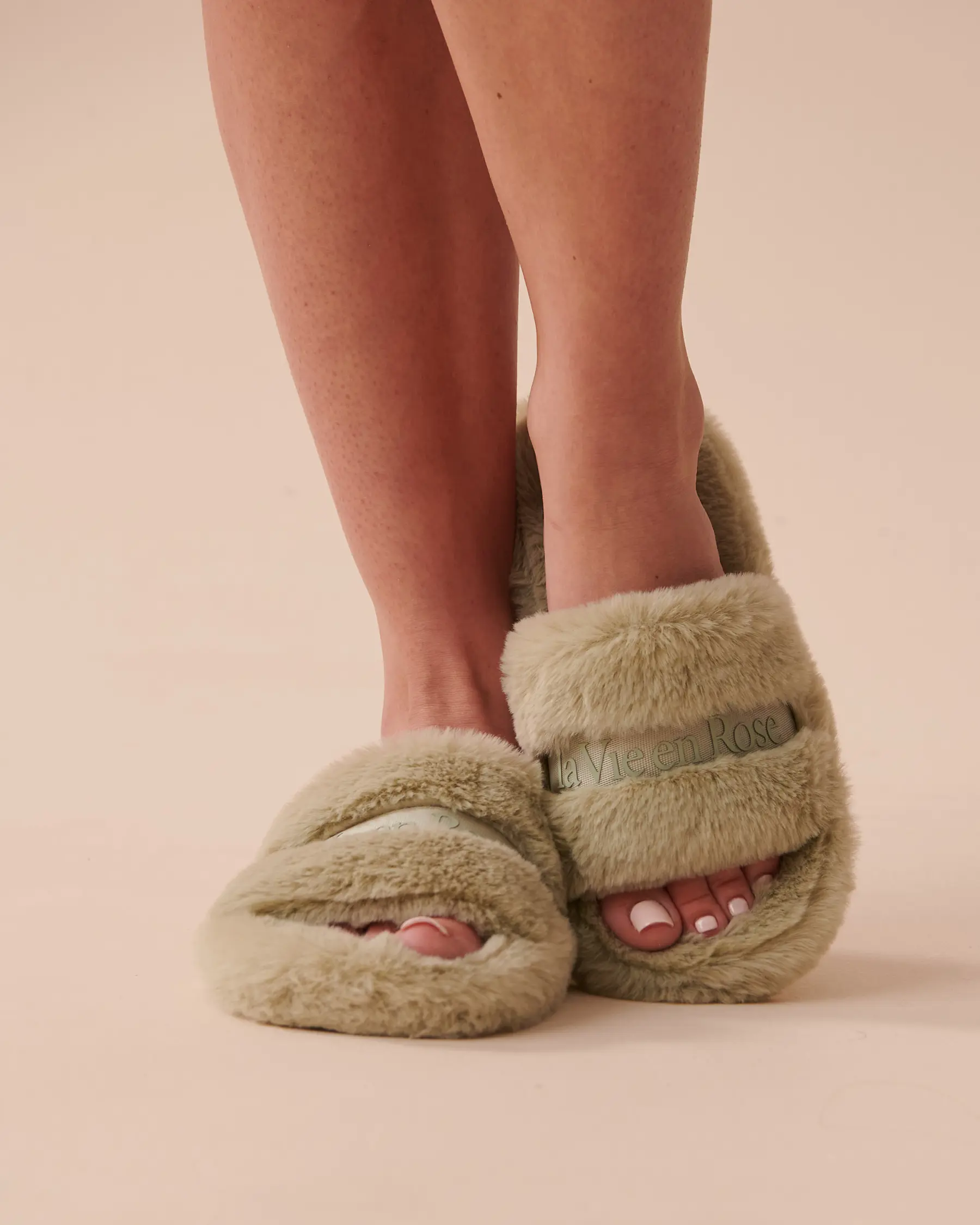 La Vie en Rose Faux Fur Slide Slippers. 1