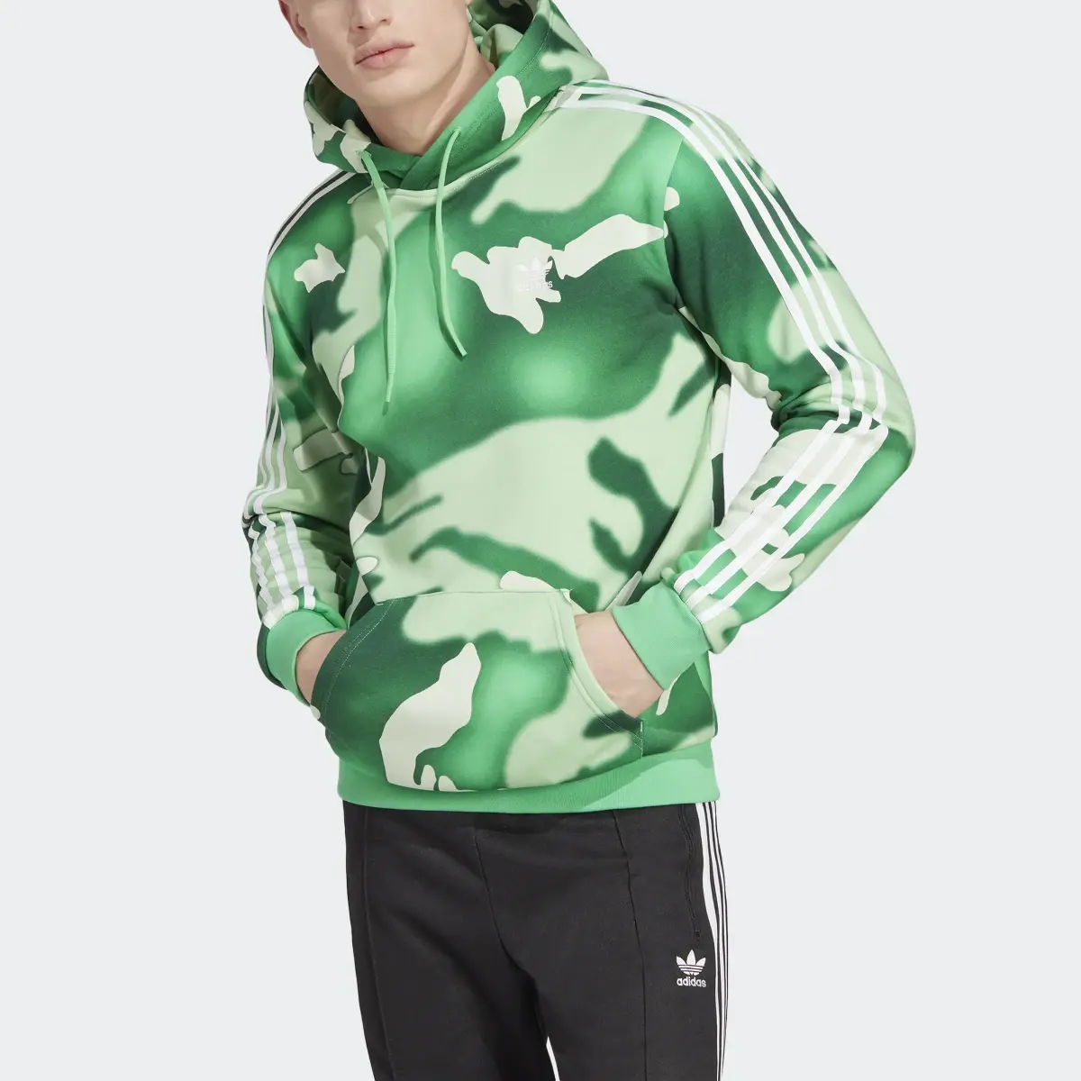 Adidas Sweat-shirt à capuche graphique à imprimé camouflage intégral. 1