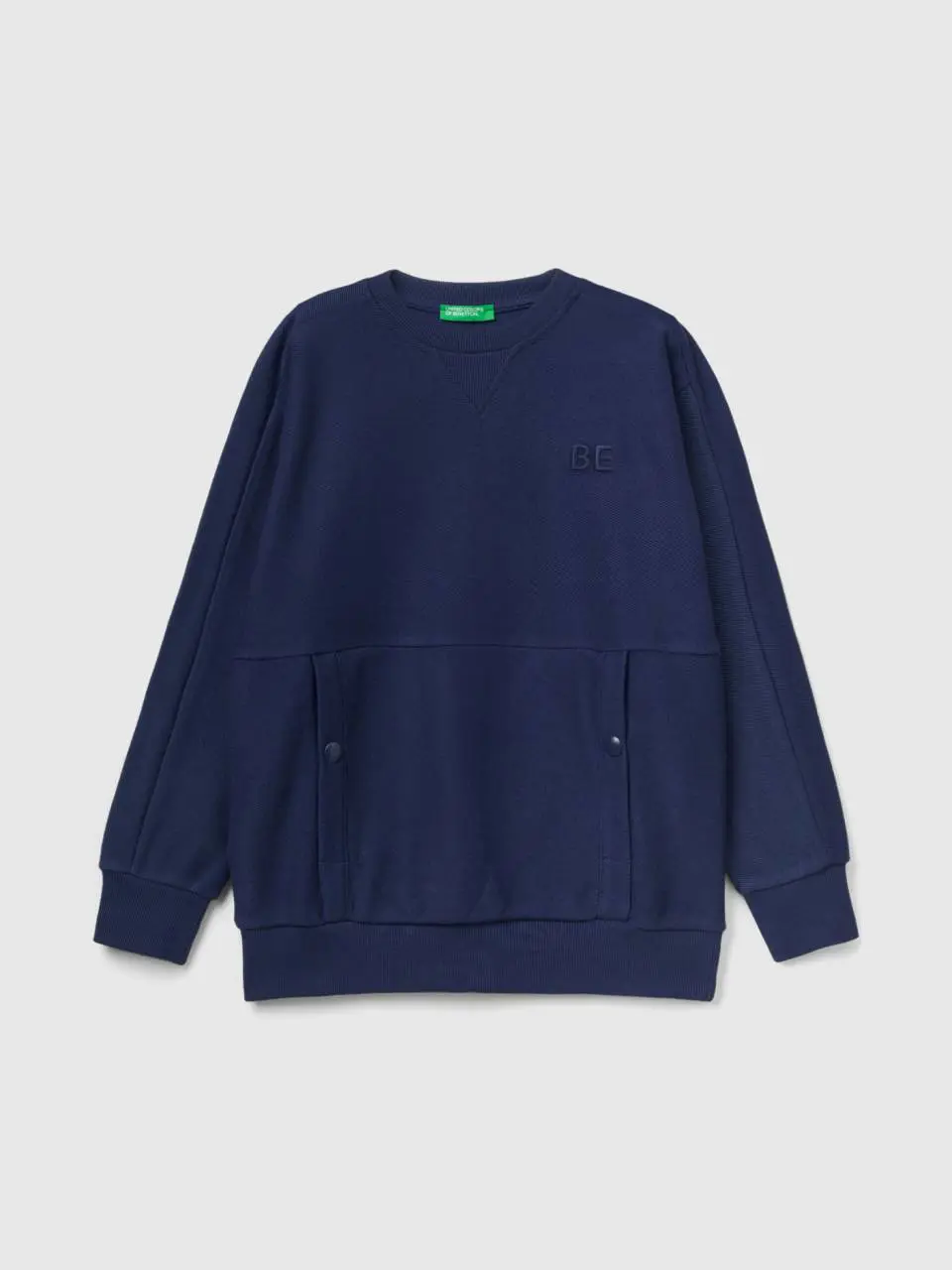 Benetton sweatshirt with pockets and "be" embroidery. 1