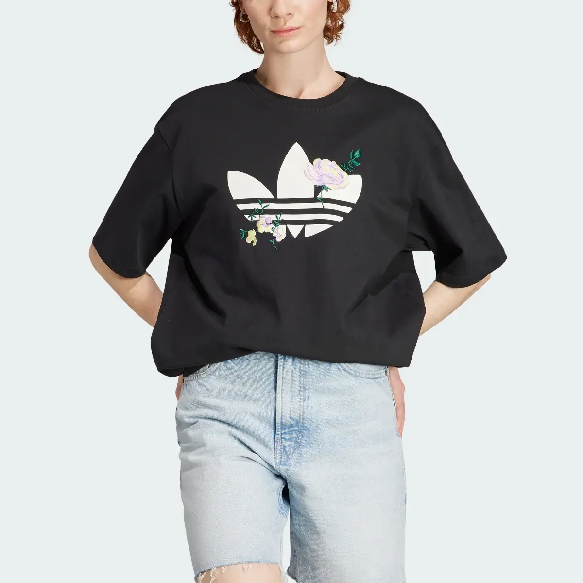 Adidas Embroidered Flower Trefoil Tişört. 1