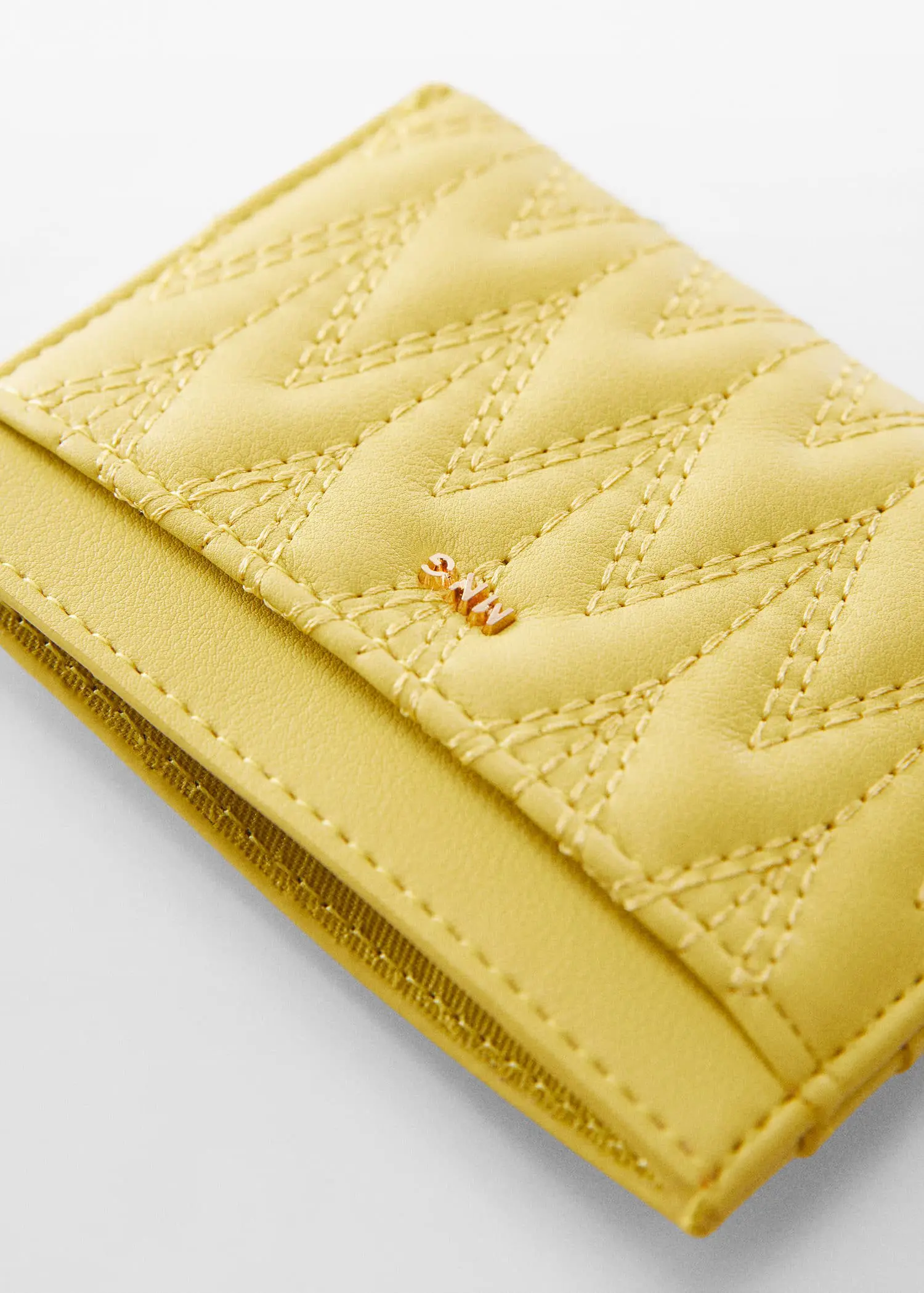 Mango Quilted cardholder with logo. 1
