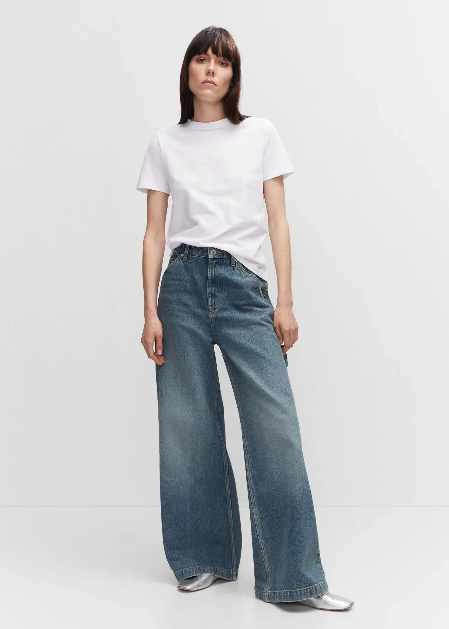 Mango 100% cotton T-shirt. a woman wearing a white shirt and jeans. 