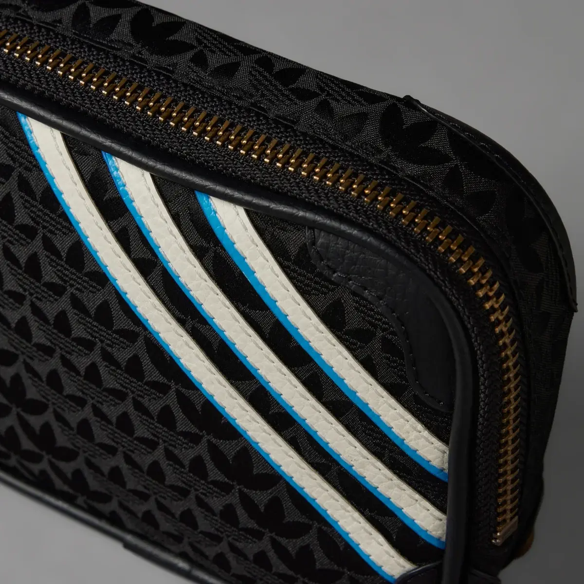 Adidas Adicolor 70s Mini Airliner Bag. 3