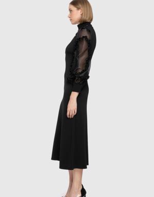 فستان صوف أسود مزين بأكمام كبيرة الحجم