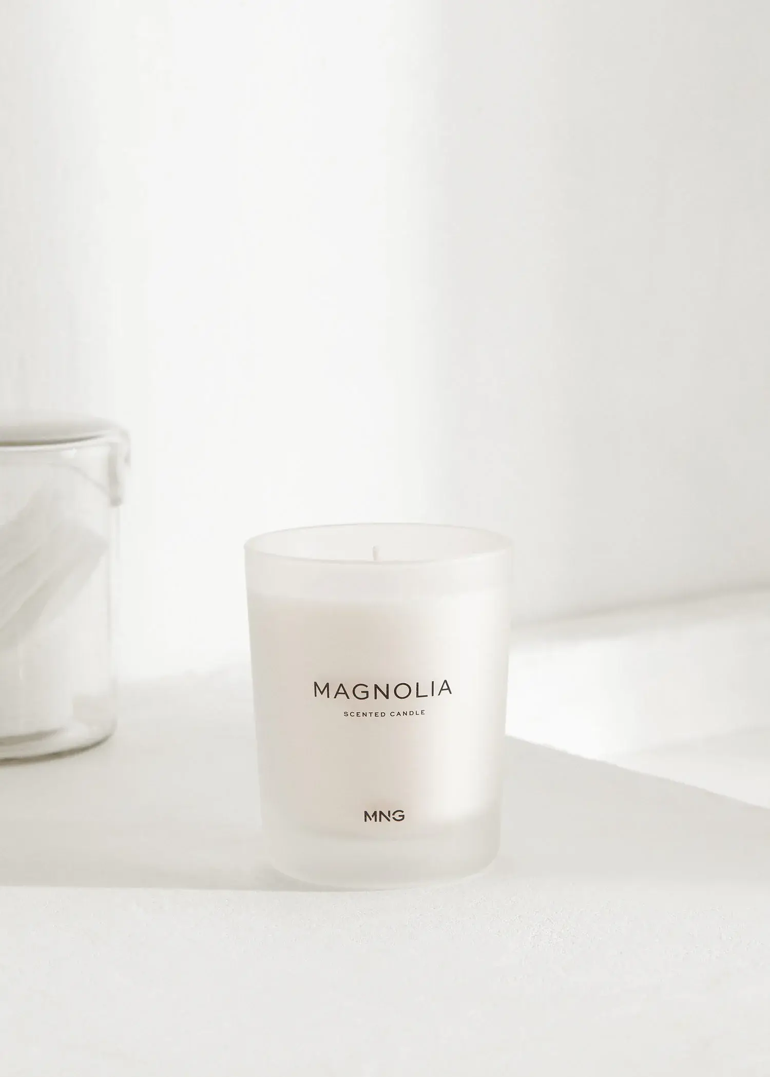 Mango Magnolia scented candle . 2