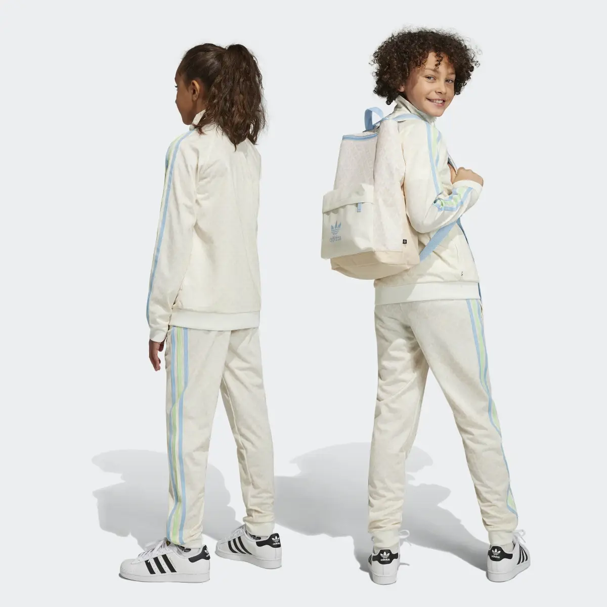 Adidas Pantalon de survêtement à imprimé monogramme. 2
