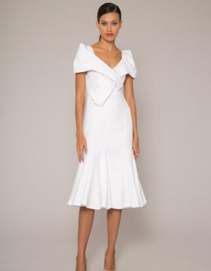 فستان أبيض متوسط الطول مزين بتفاصيل على مستوى الكتف